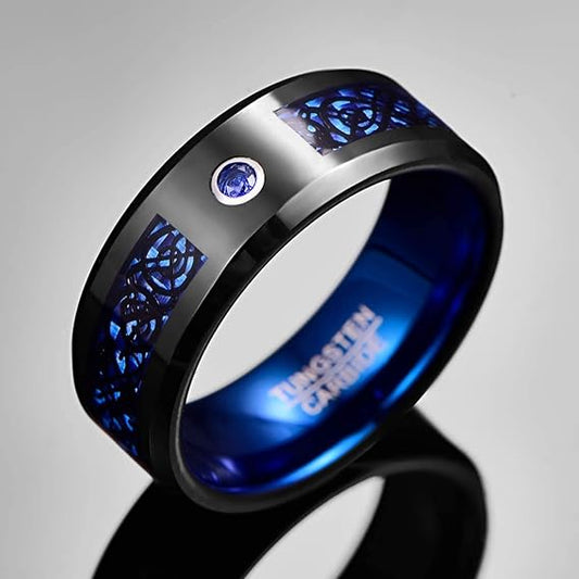Herenring met Keltische Draak – 8mm Blauw Bicolor Tungsten met Koolstofvezel en Zirkonia