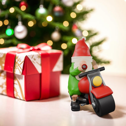 Zabawny Krasnal Świąteczny na Motocyklu – Figurka 10 cm do Dekoracji Ogrodu lub Domu