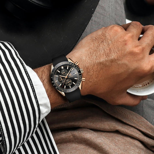 BENYAR herenhorloge – quartz chronograaf, datumaanduiding, waterdicht, gouden stalen kast, zwarte siliconen band