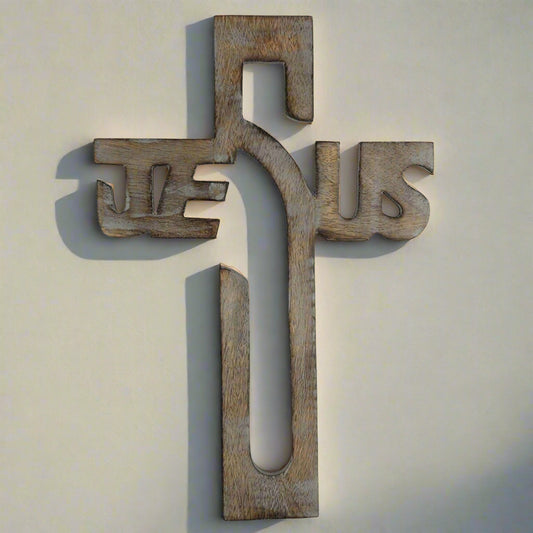 Stylizowany drewniany krzyż ścienny – wzór celtycki, dekoracja religijna, 38 x 25 cm